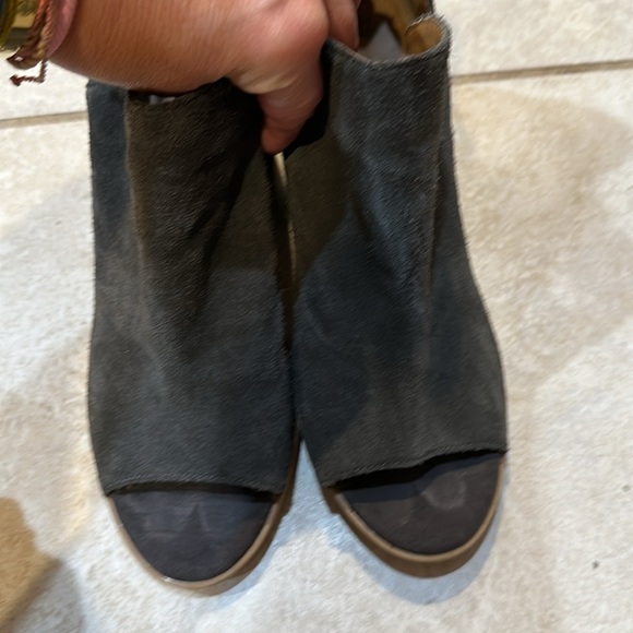 Susina Carina Grey Suede Stacked Heel Booties Boots 8.5 - Picture 5 of 6